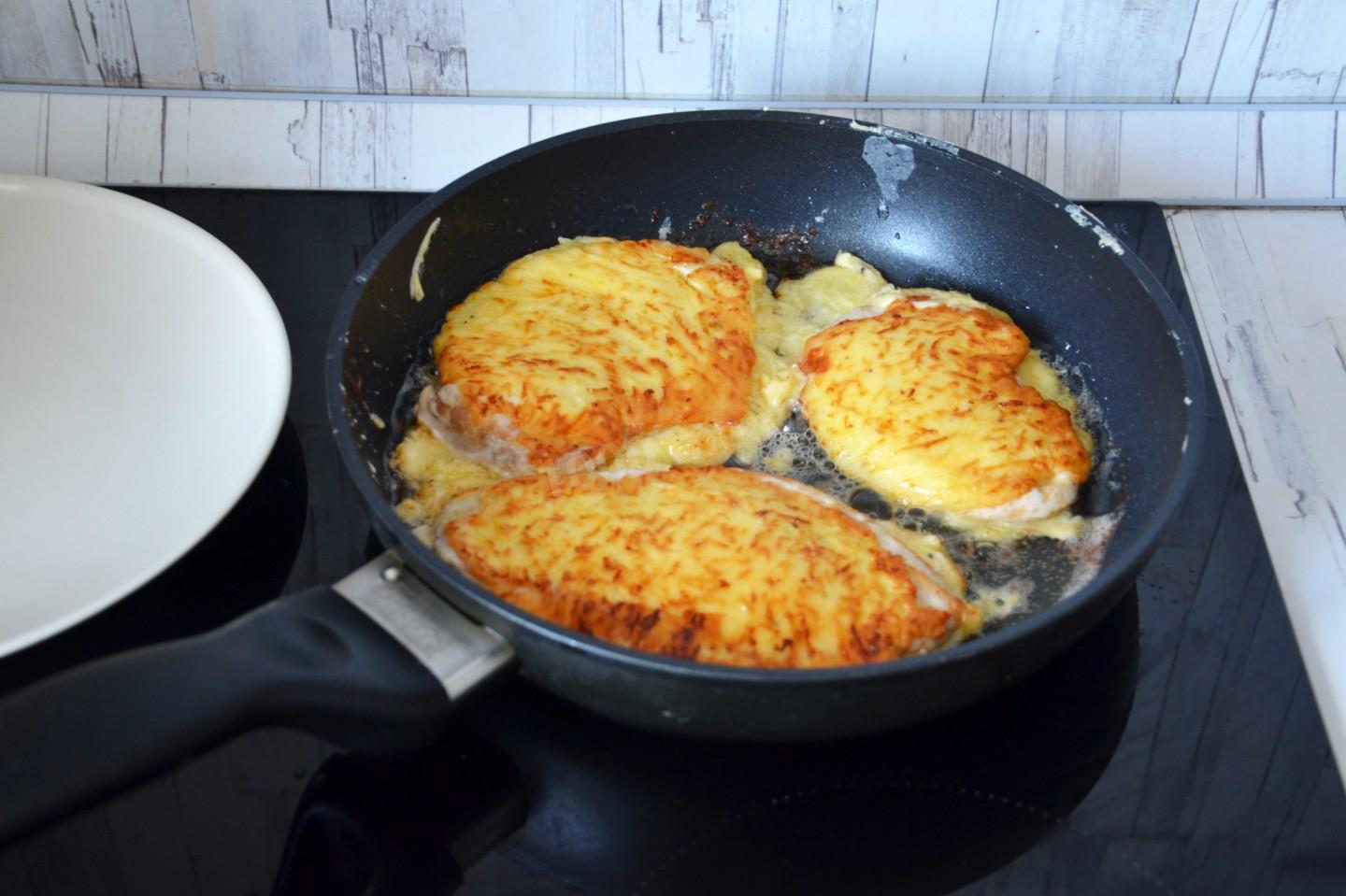 Шаг 12 приготовления Куриное филе в кляре с сыром на сковороде
