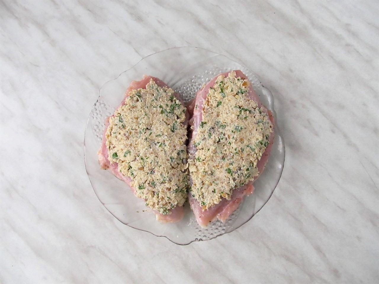 Шаг 10 приготовления Куриная грудка с грецкими орехами запеченная в духовке