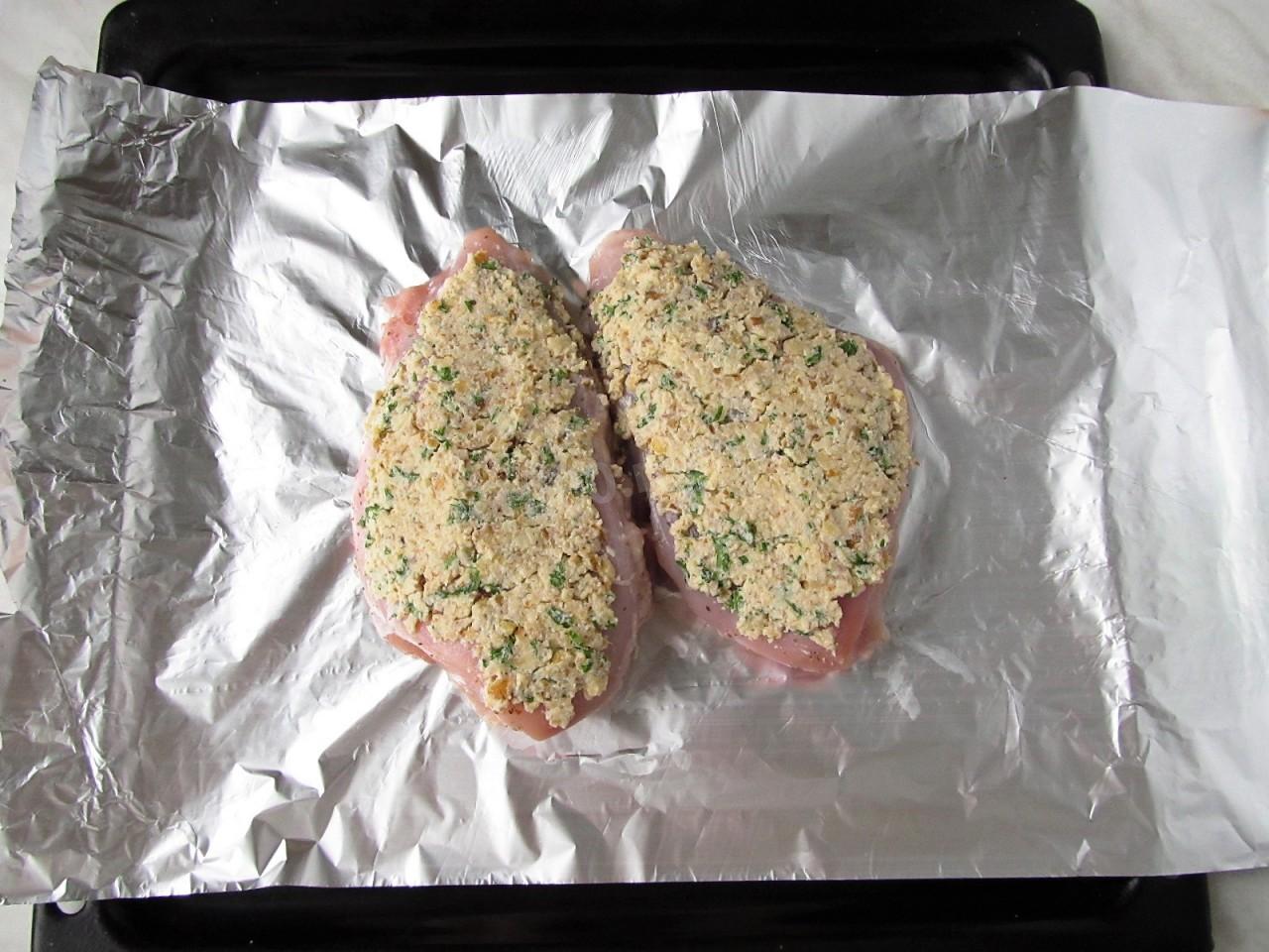 Шаг 11 приготовления Куриная грудка с грецкими орехами запеченная в духовке