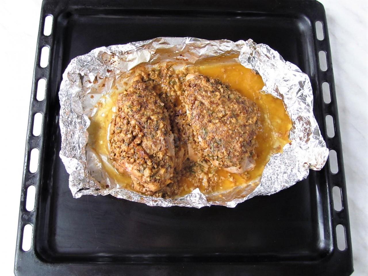 Шаг 13 приготовления Куриная грудка с грецкими орехами запеченная в духовке