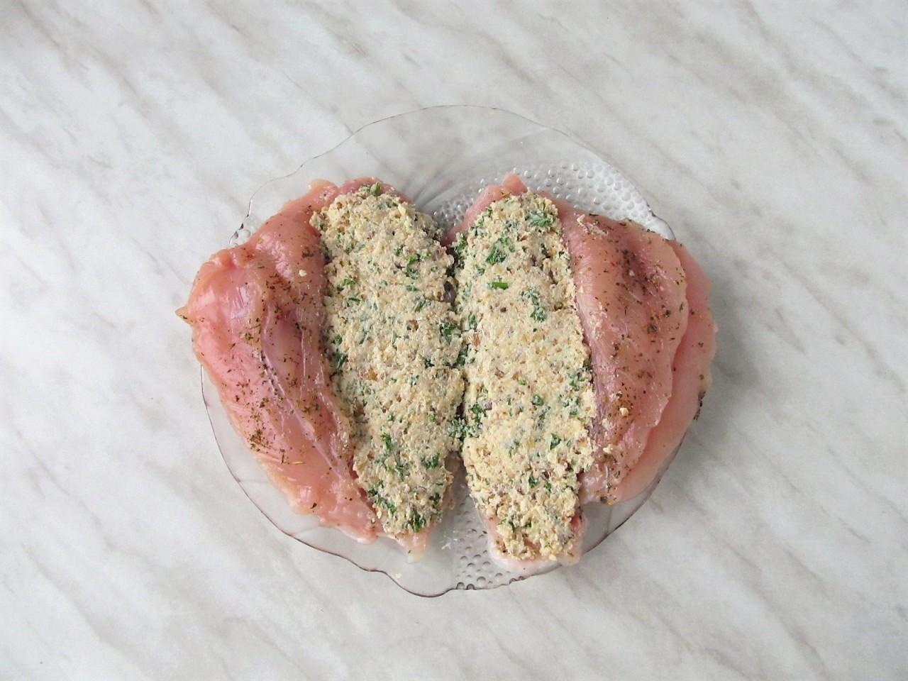 Шаг 9 приготовления Куриная грудка с грецкими орехами запеченная в духовке