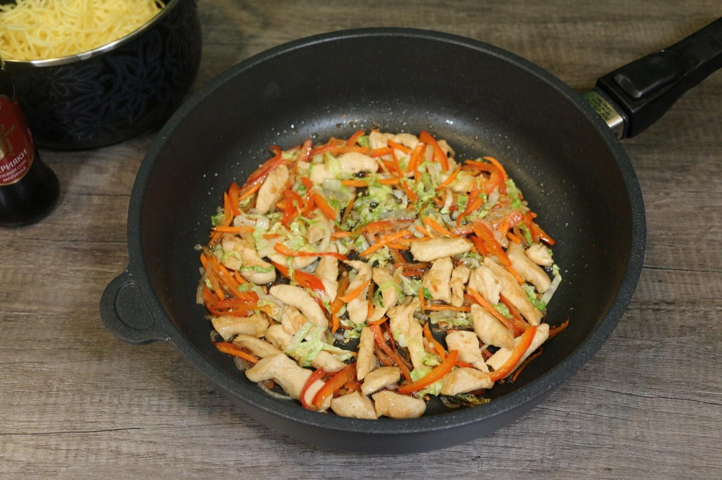 Шаг 10 приготовления Яичная лапша с курицей и овощами под соусом терияки