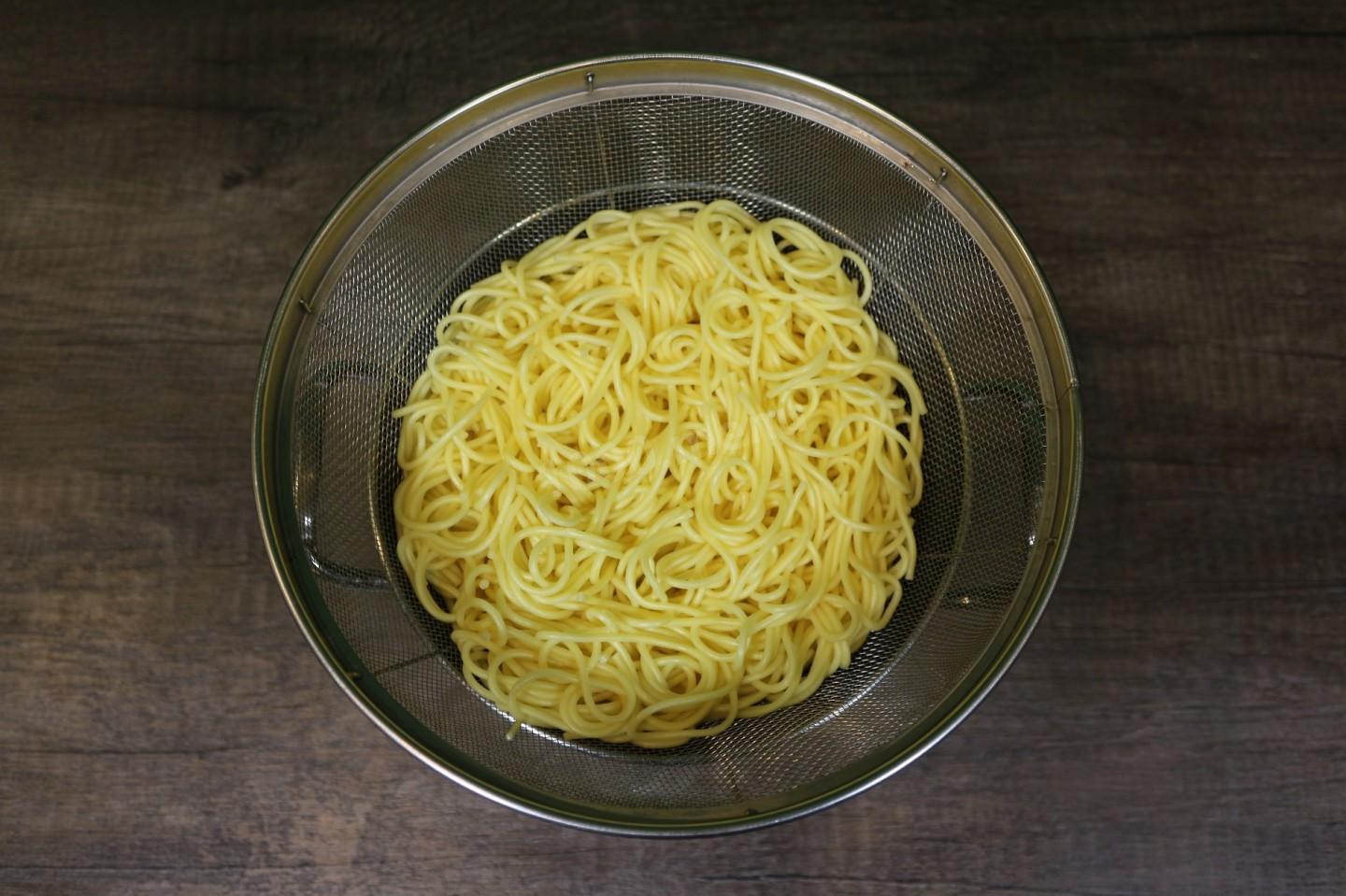 Шаг 2 приготовления Яичная лапша с курицей и овощами под соусом терияки