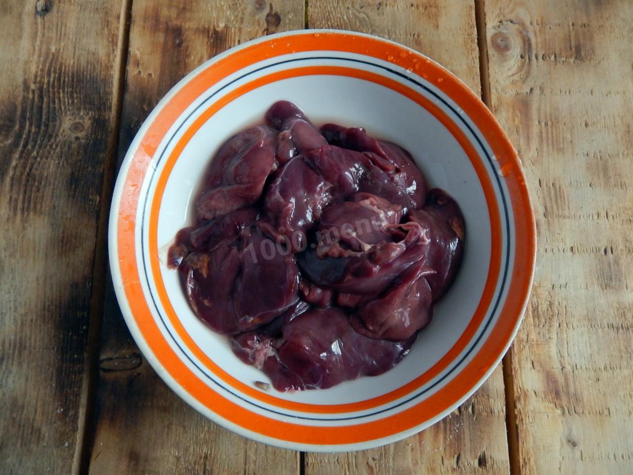 Шаг 1 приготовления Куриная печень жареная с луком и морковью на сковороде