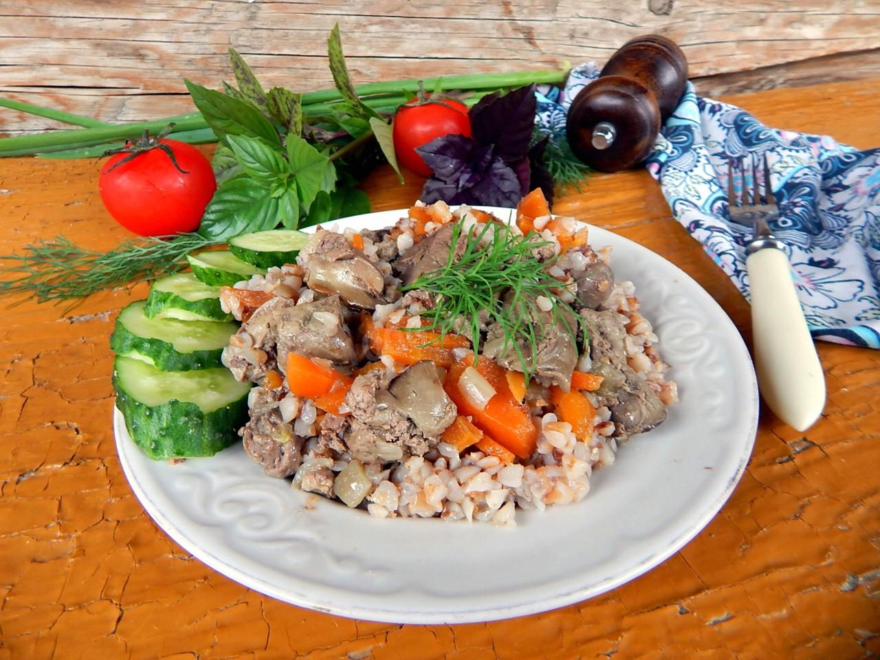 Шаг 8 приготовления Куриная печень жареная с луком и морковью на сковороде