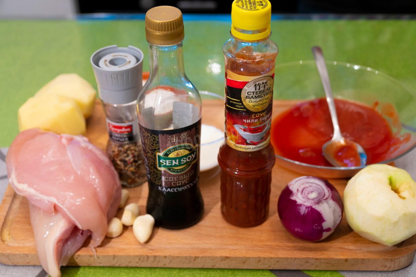 Шаг 1 приготовления Куриная грудка с яблоком под острым томатным соусом