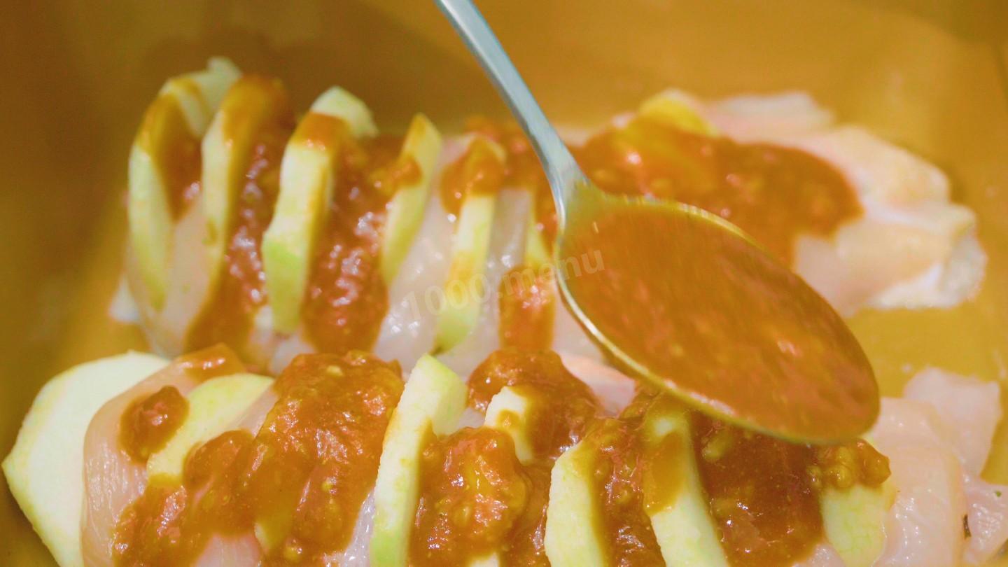 Шаг 10 приготовления Куриная грудка с яблоком под острым томатным соусом