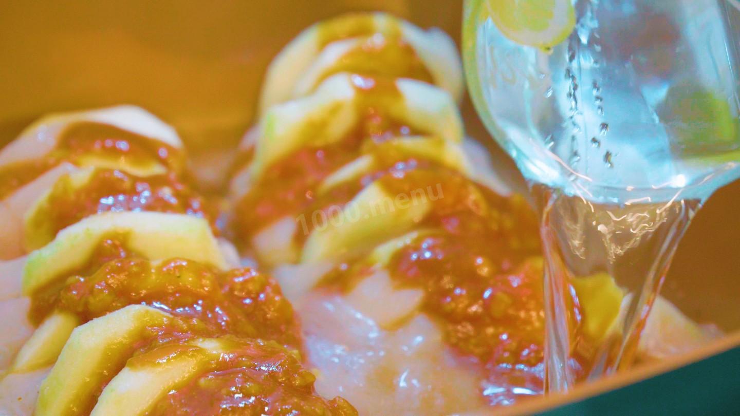 Шаг 11 приготовления Куриная грудка с яблоком под острым томатным соусом