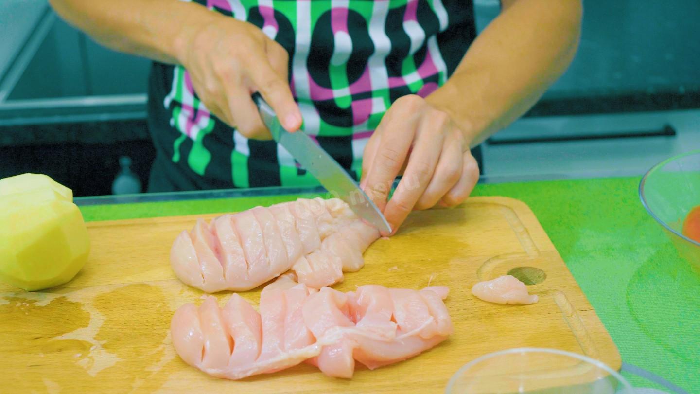 Шаг 2 приготовления Куриная грудка с яблоком под острым томатным соусом