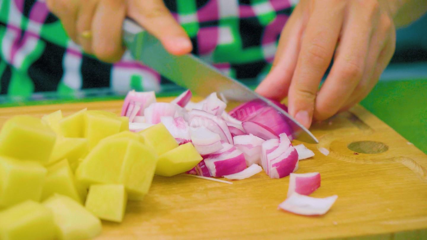 Шаг 8 приготовления Куриная грудка с яблоком под острым томатным соусом