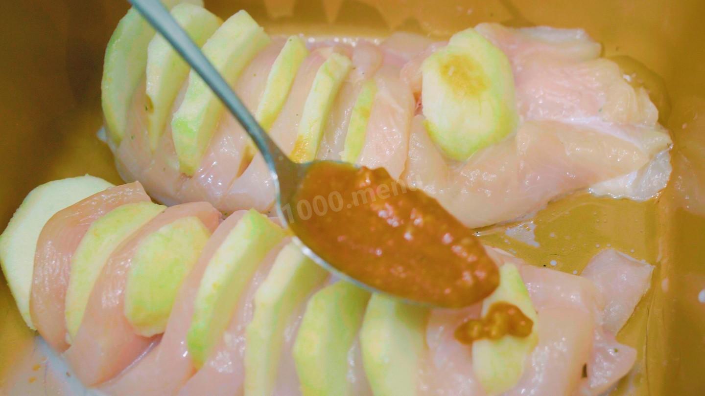 Шаг 9 приготовления Куриная грудка с яблоком под острым томатным соусом