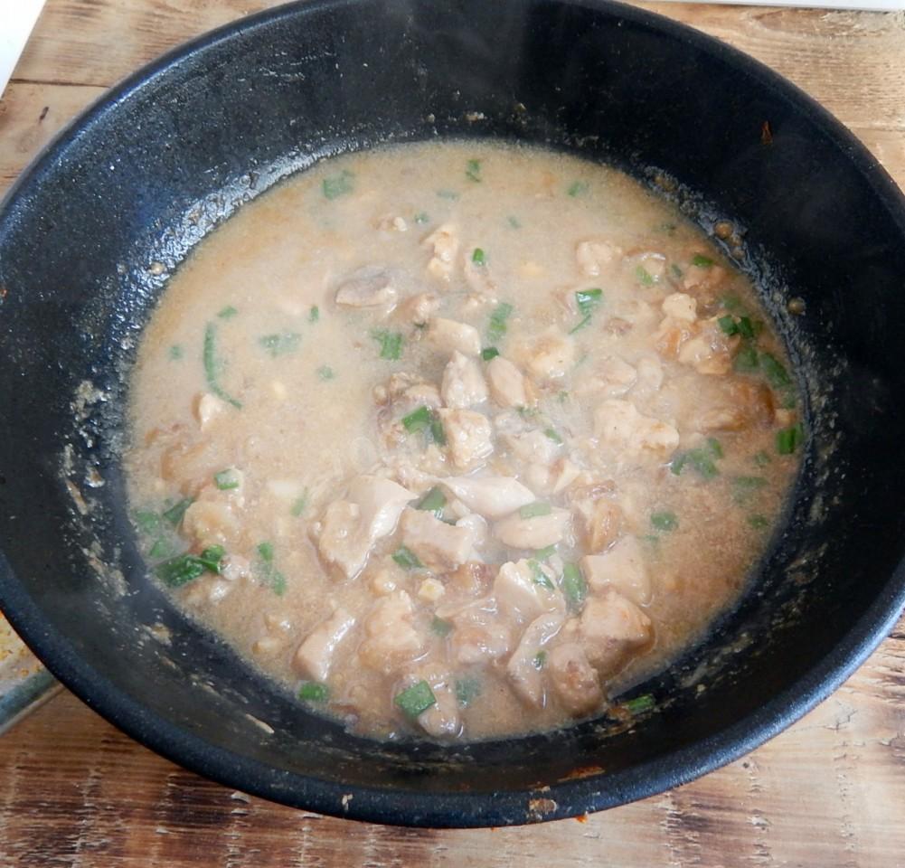 Шаг 8 приготовления Куриное филе на сковороде в соусе