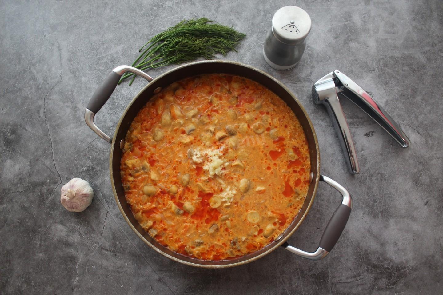 Шаг 11 приготовления Куриный гуляш с шампиньонами как в детском саду