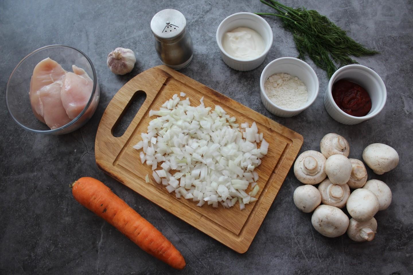 Шаг 2 приготовления Куриный гуляш с шампиньонами как в детском саду