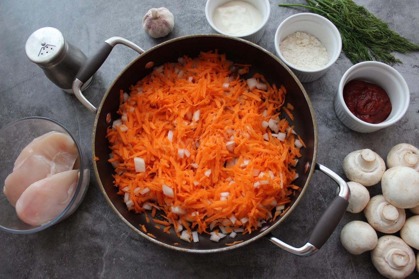 Шаг 4 приготовления Куриный гуляш с шампиньонами как в детском саду