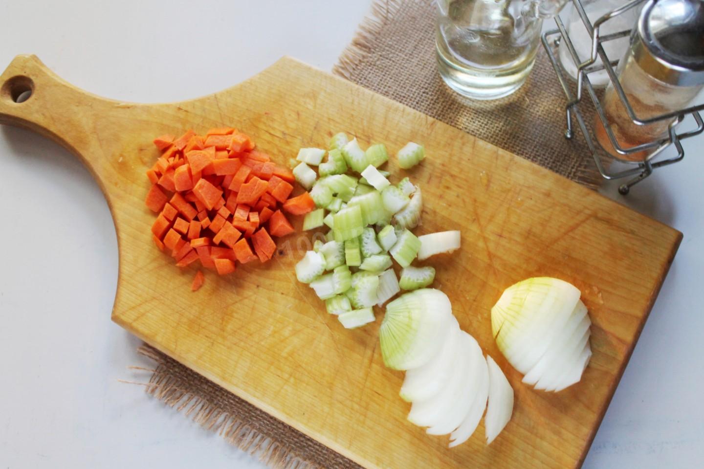 Шаг 2 приготовления Куриное филе с морковью и сельдереем, тушеное в сметане