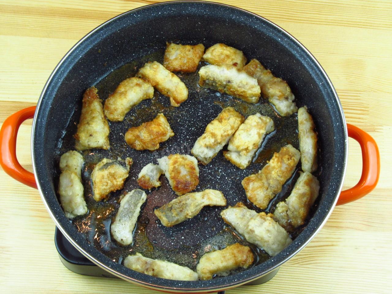 Шаг 1 приготовления Рыба в томатном соусе с ананасами