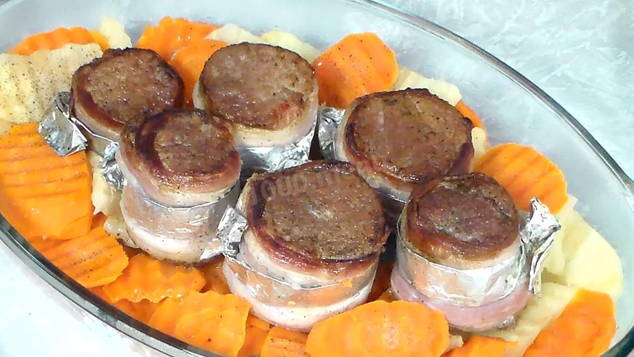 Шаг 11 приготовления Свиные медальоны в беконе с овощами