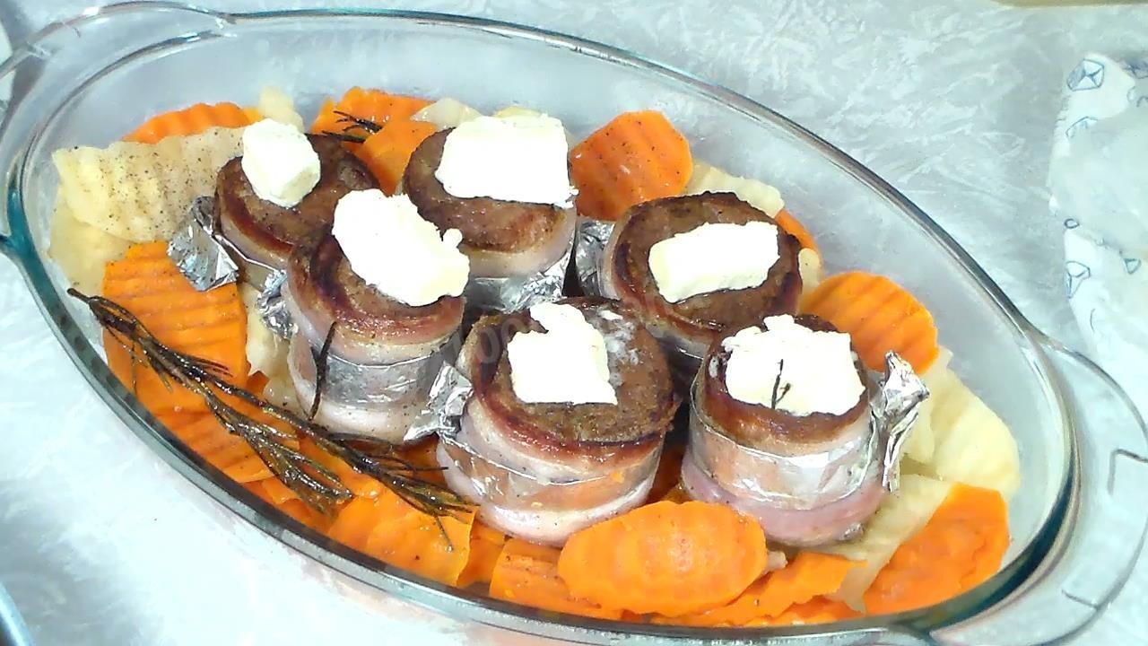 Шаг 12 приготовления Свиные медальоны в беконе с овощами