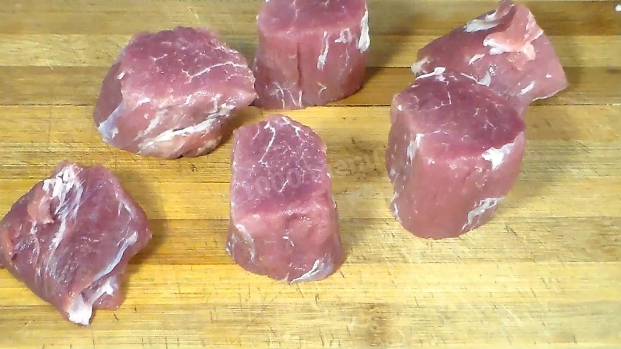Шаг 2 приготовления Свиные медальоны в беконе с овощами