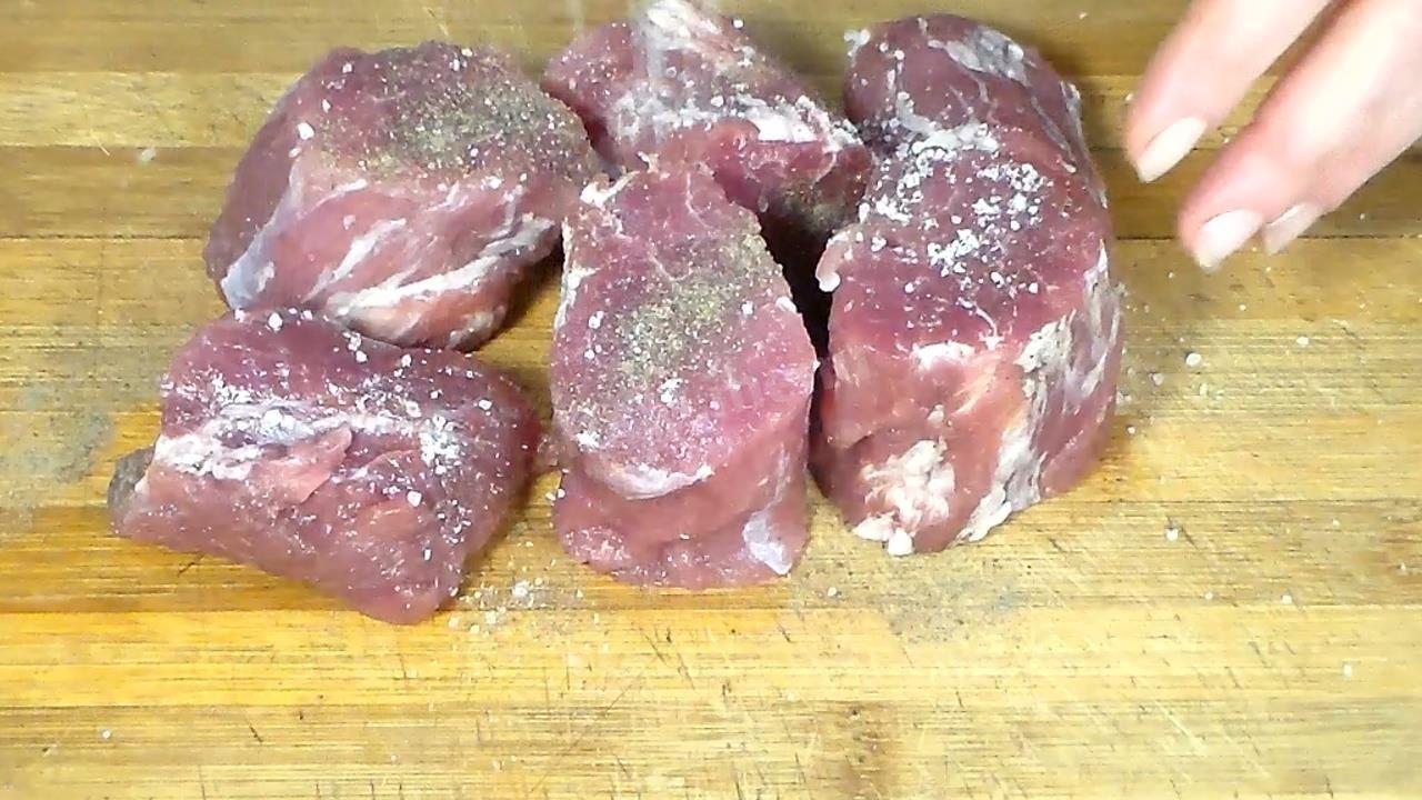 Шаг 3 приготовления Свиные медальоны в беконе с овощами