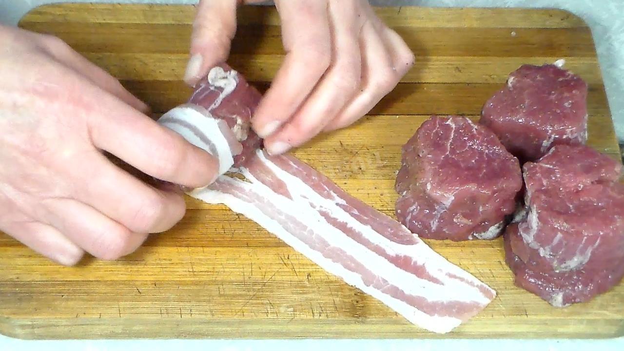 Шаг 4 приготовления Свиные медальоны в беконе с овощами