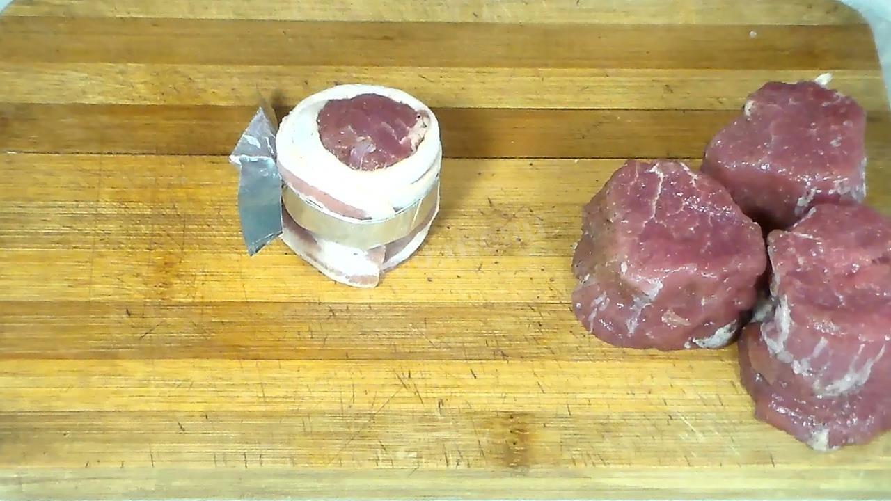 Шаг 5 приготовления Свиные медальоны в беконе с овощами