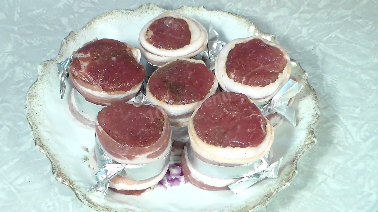 Шаг 6 приготовления Свиные медальоны в беконе с овощами