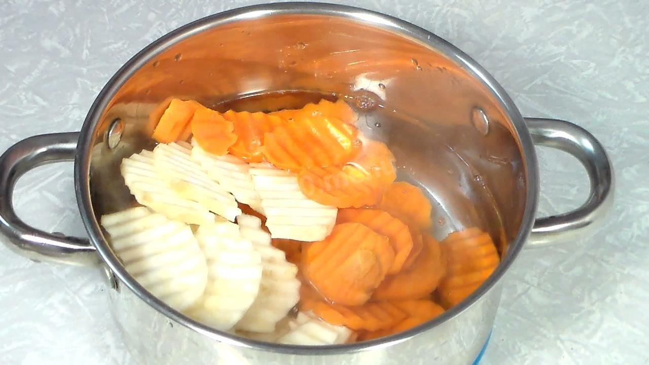 Шаг 9 приготовления Свиные медальоны в беконе с овощами