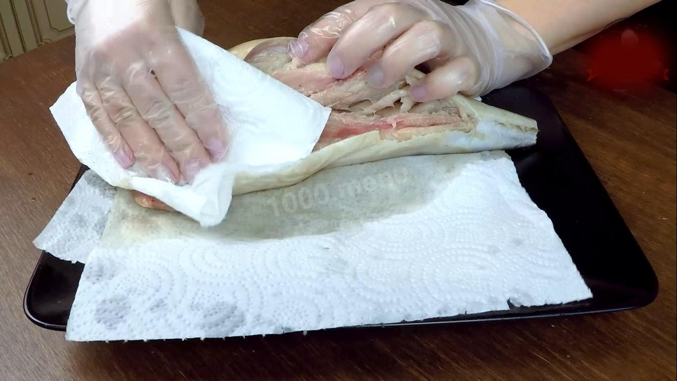 Шаг 2 приготовления Скумбрия запеченная в духовке целиком с морковью в фольге