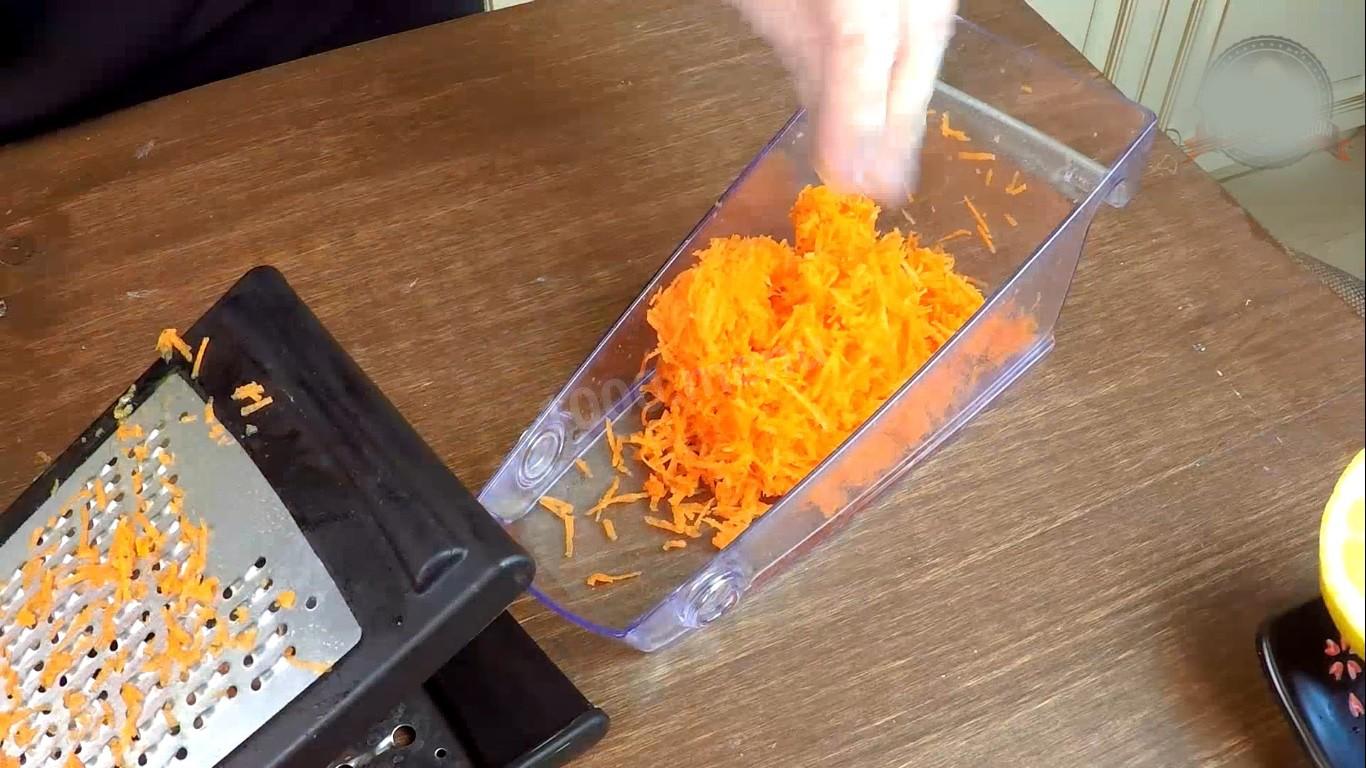 Шаг 4 приготовления Скумбрия запеченная в духовке целиком с морковью в фольге