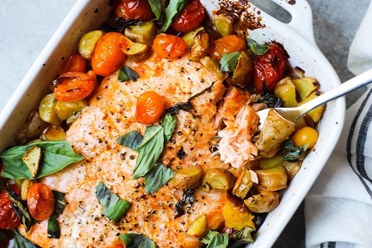 Обложка рецепта Лосось с овощами в духовке