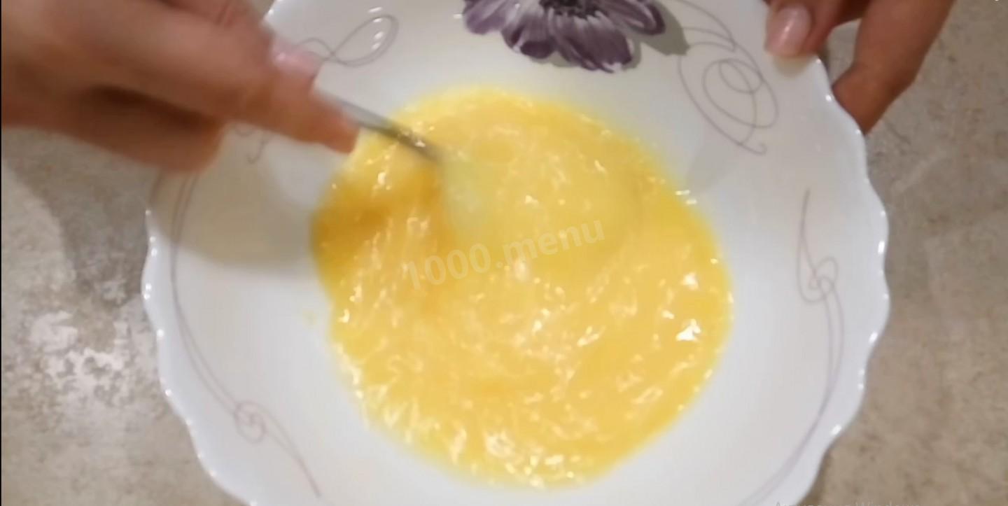 Шаг 1 приготовления Омлет с колбаской на молоке с сыром