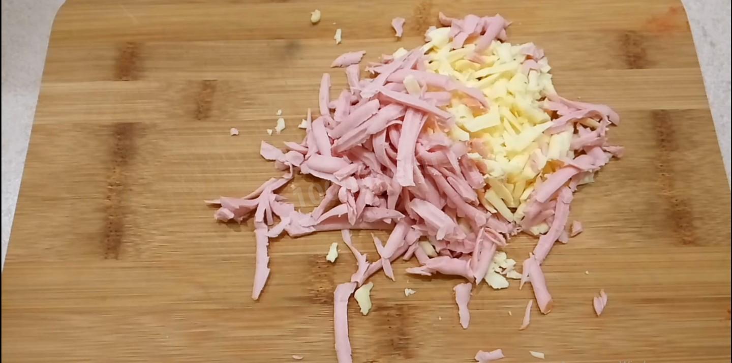 Шаг 2 приготовления Омлет с колбаской на молоке с сыром