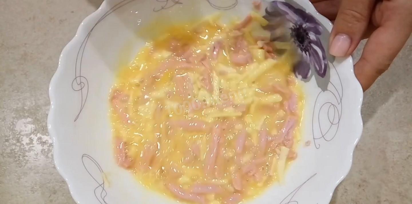 Шаг 3 приготовления Омлет с колбаской на молоке с сыром