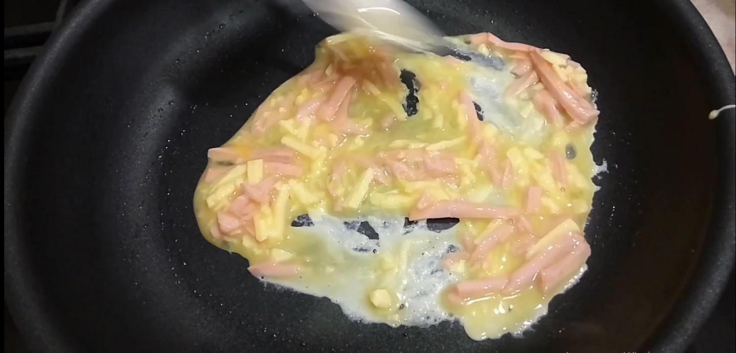 Шаг 4 приготовления Омлет с колбаской на молоке с сыром