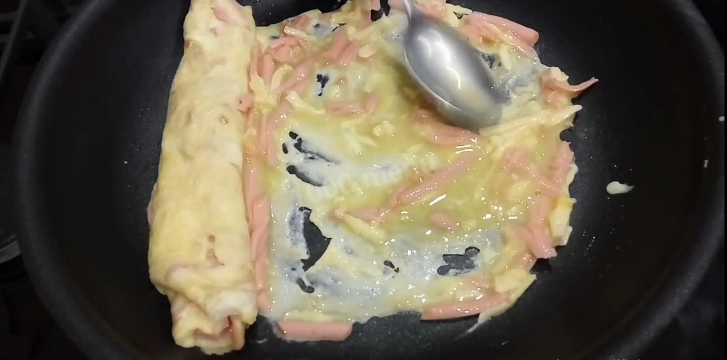 Шаг 5 приготовления Омлет с колбаской на молоке с сыром
