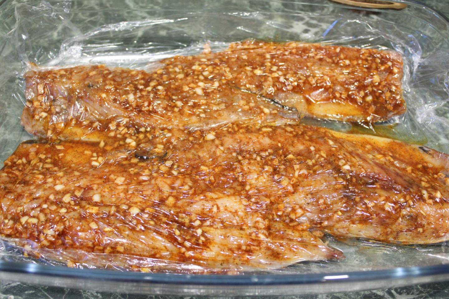 Шаг 4 приготовления Скумбрия запеченная с паприкой и чесноком