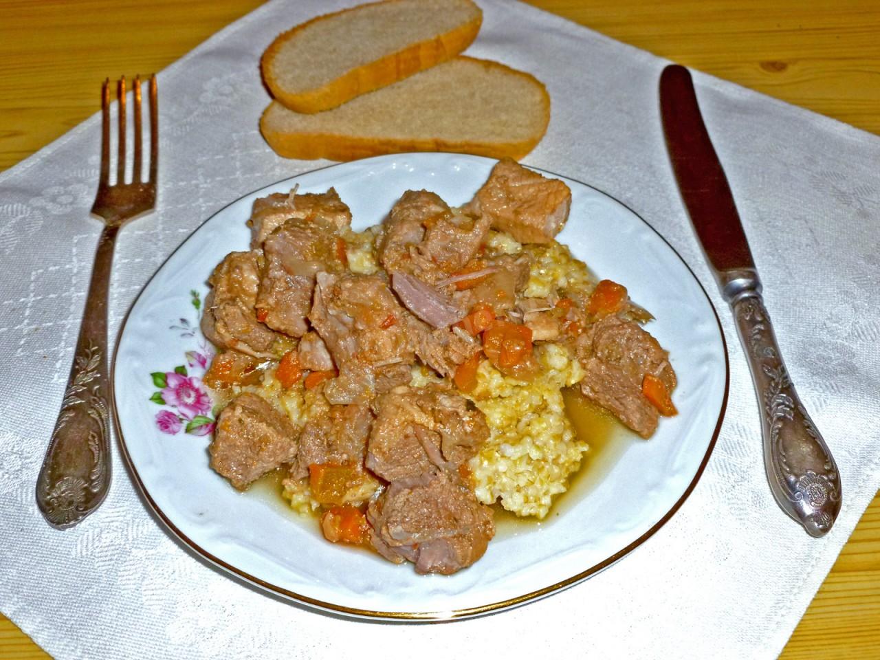 Шаг 8 приготовления Свинина с луком и морковью