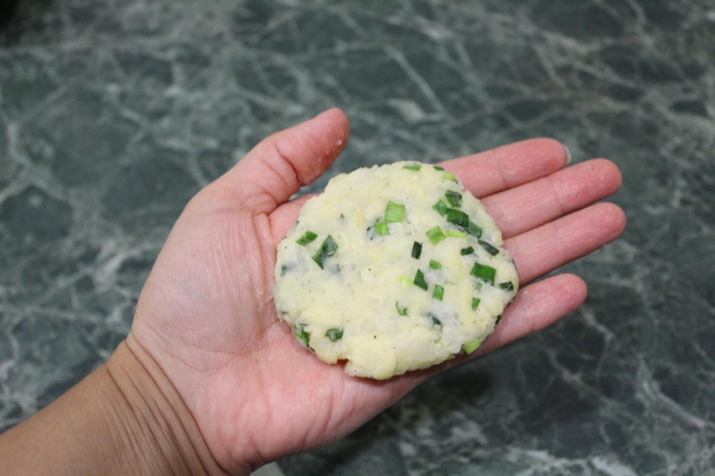 Шаг 9 приготовления Картофельные оладьи с зеленым луком и сыром