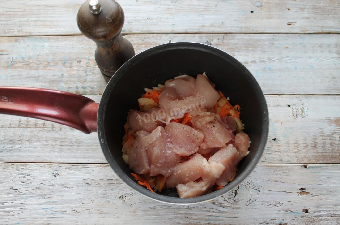 Шаг 7 приготовления Тушеная курица с картошкой в сметане как в детском саду