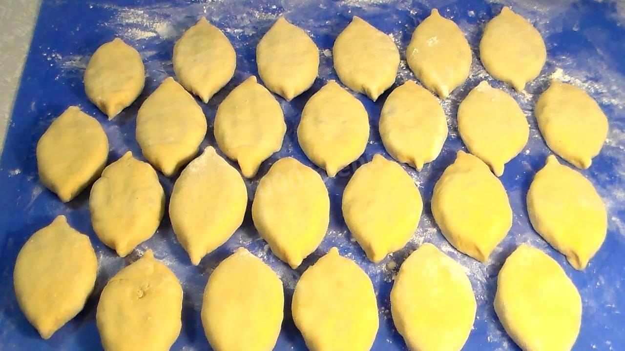 Шаг 10 приготовления Жареные пирожки на кефире с картошкой и грибами