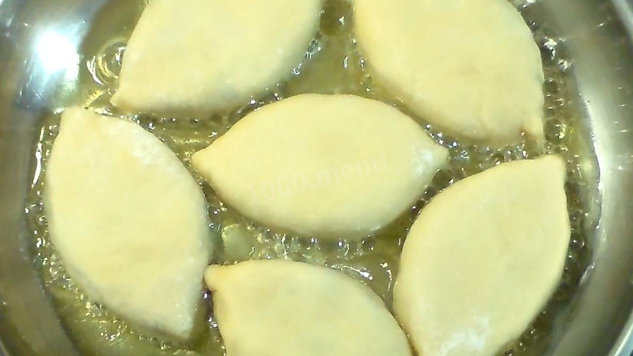 Шаг 11 приготовления Жареные пирожки на кефире с картошкой и грибами