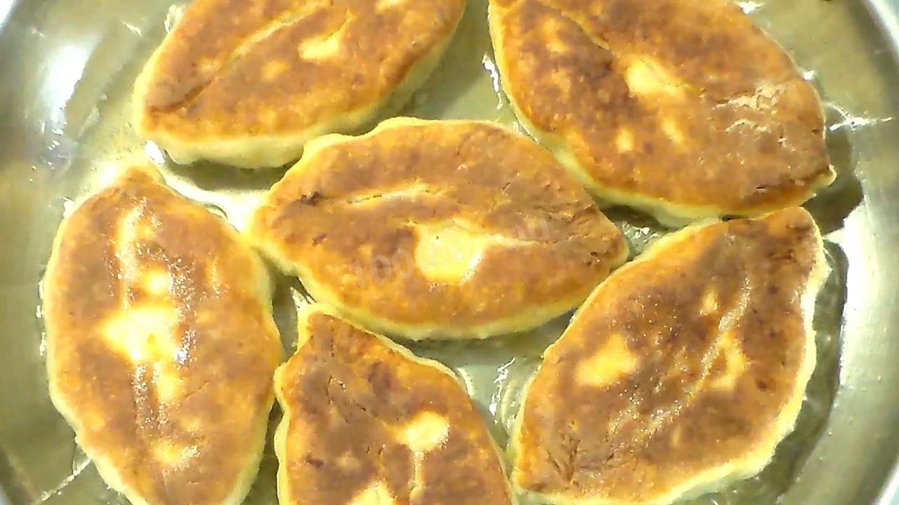 Шаг 12 приготовления Жареные пирожки на кефире с картошкой и грибами