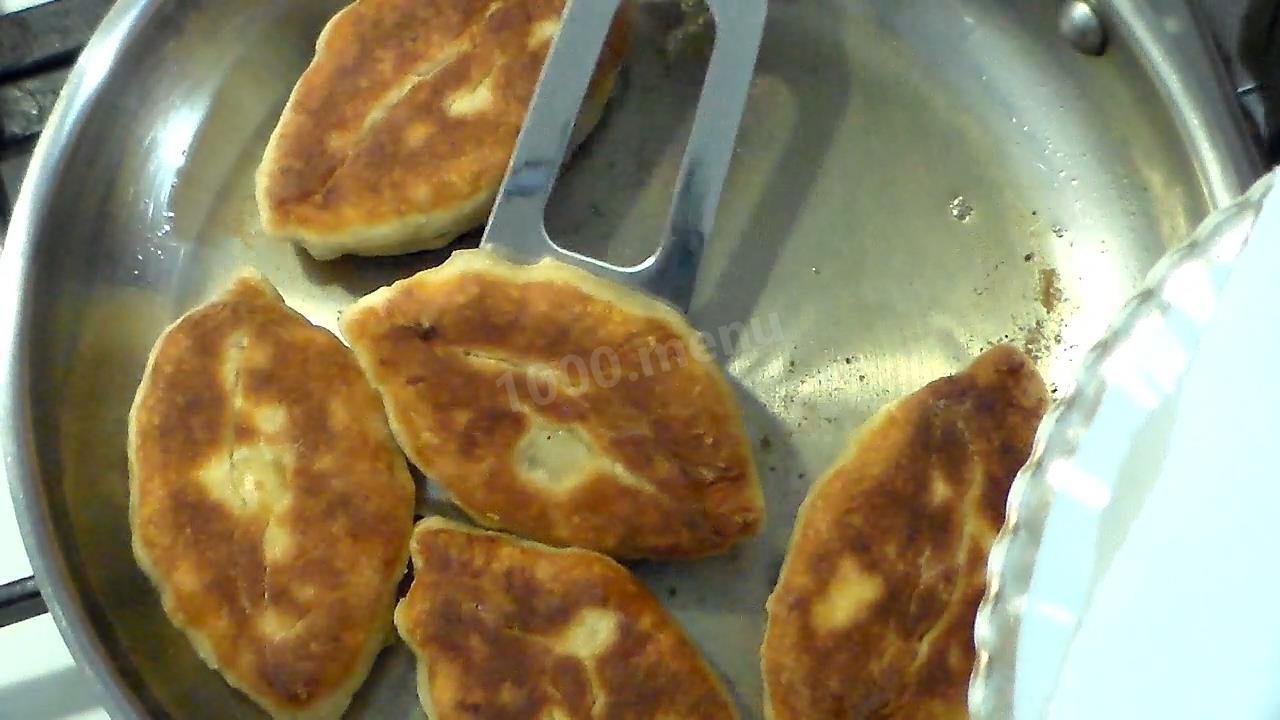Шаг 13 приготовления Жареные пирожки на кефире с картошкой и грибами