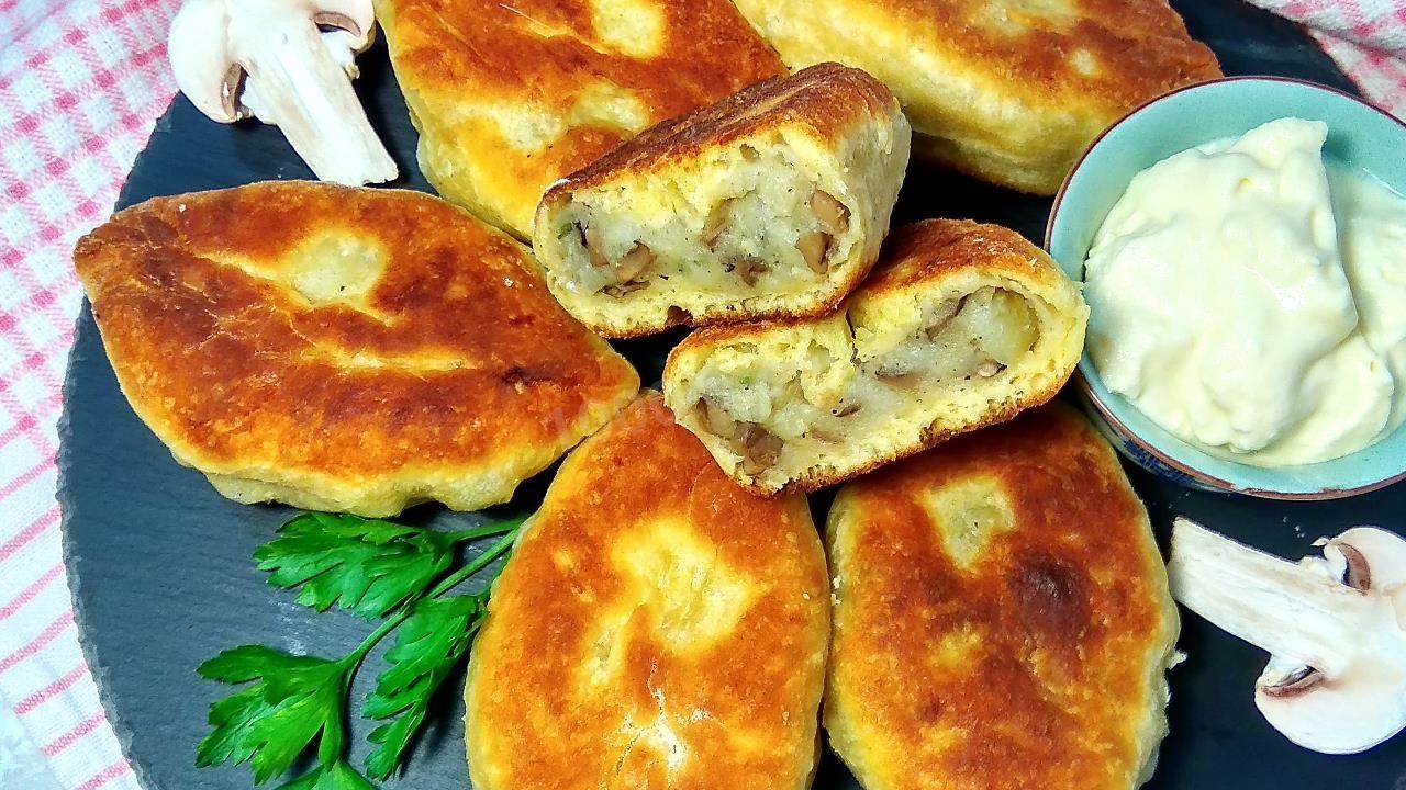 Шаг 14 приготовления Жареные пирожки на кефире с картошкой и грибами