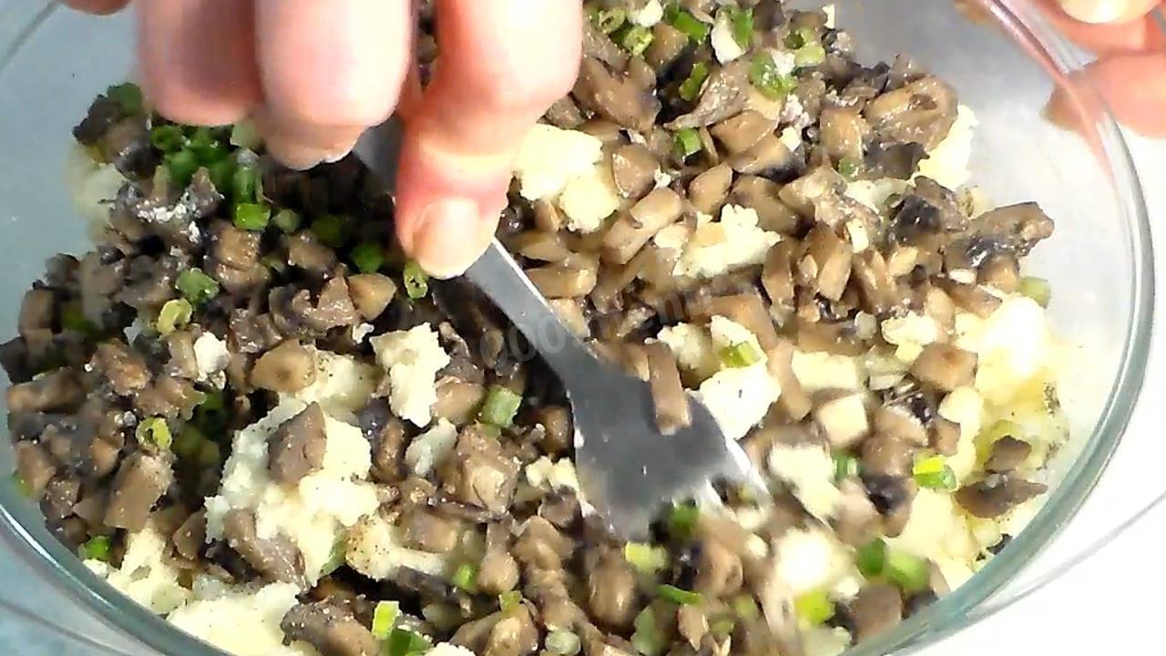Шаг 3 приготовления Жареные пирожки на кефире с картошкой и грибами