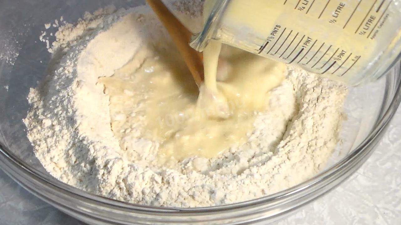 Шаг 5 приготовления Жареные пирожки на кефире с картошкой и грибами