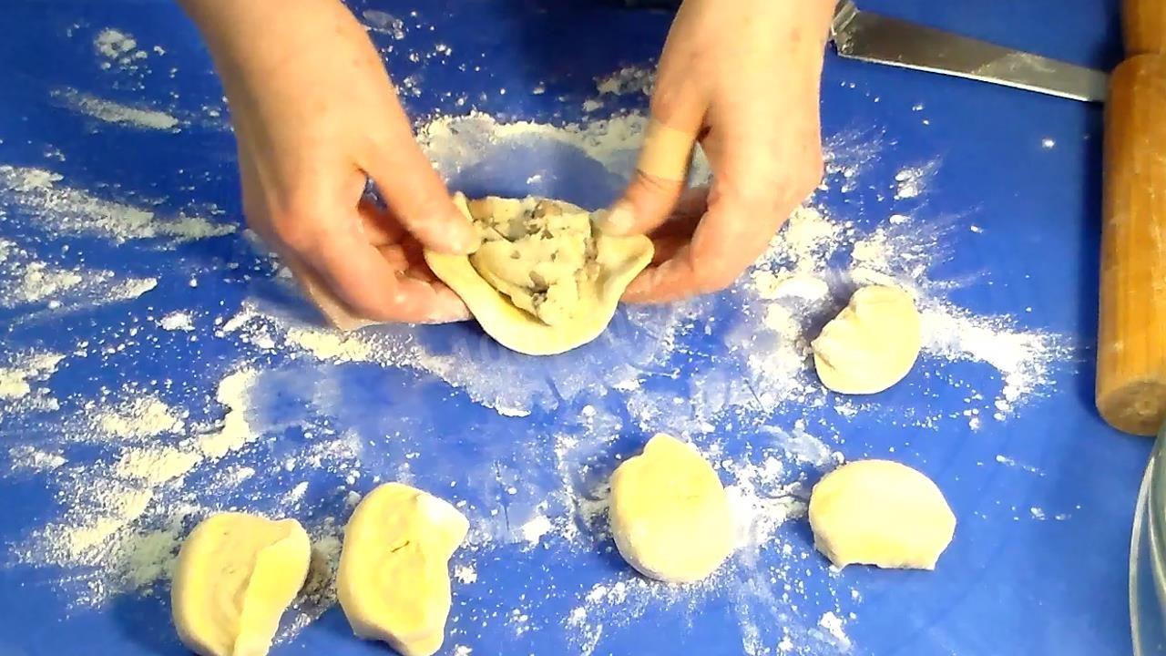 Шаг 8 приготовления Жареные пирожки на кефире с картошкой и грибами