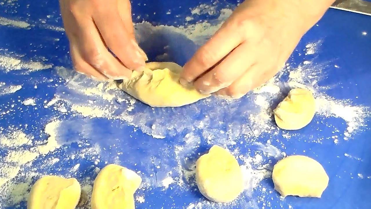 Шаг 9 приготовления Жареные пирожки на кефире с картошкой и грибами